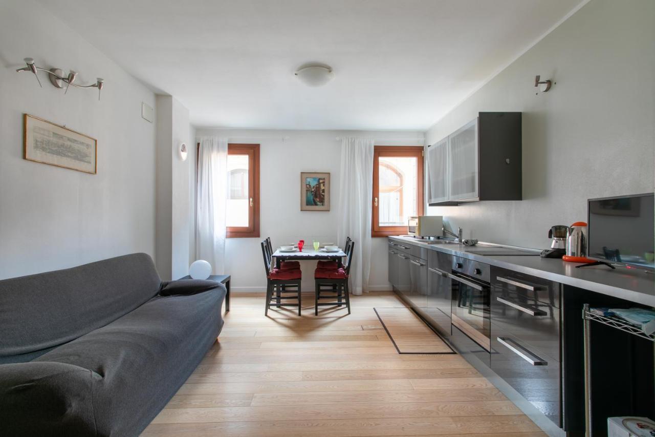 Venice Lance With Lift, 2 Minutes Walk From The Train Station Bagian luar foto