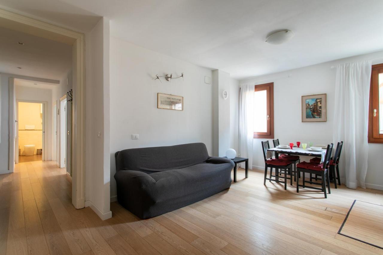 Venice Lance With Lift, 2 Minutes Walk From The Train Station Bagian luar foto